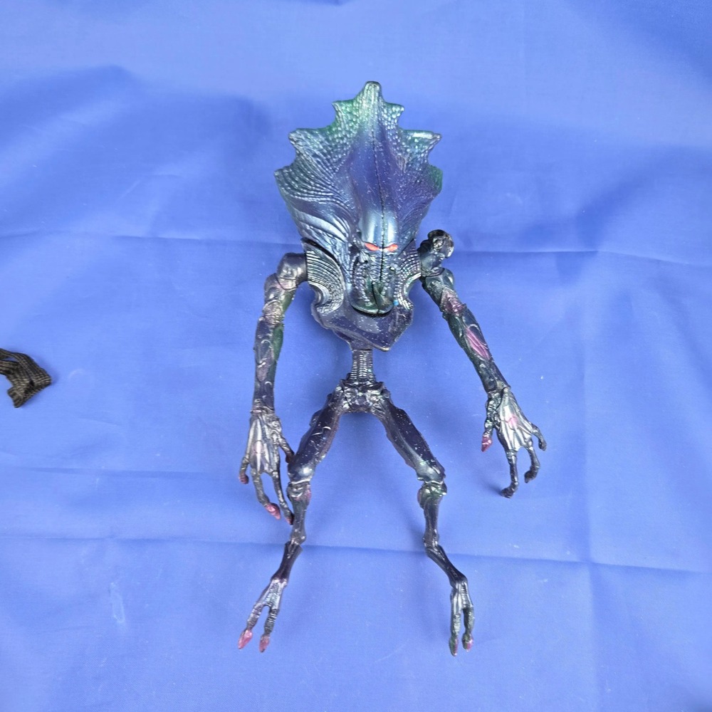 1996 Trendmasters Independence Day Alien Science Officer‎ Action Figure w alien